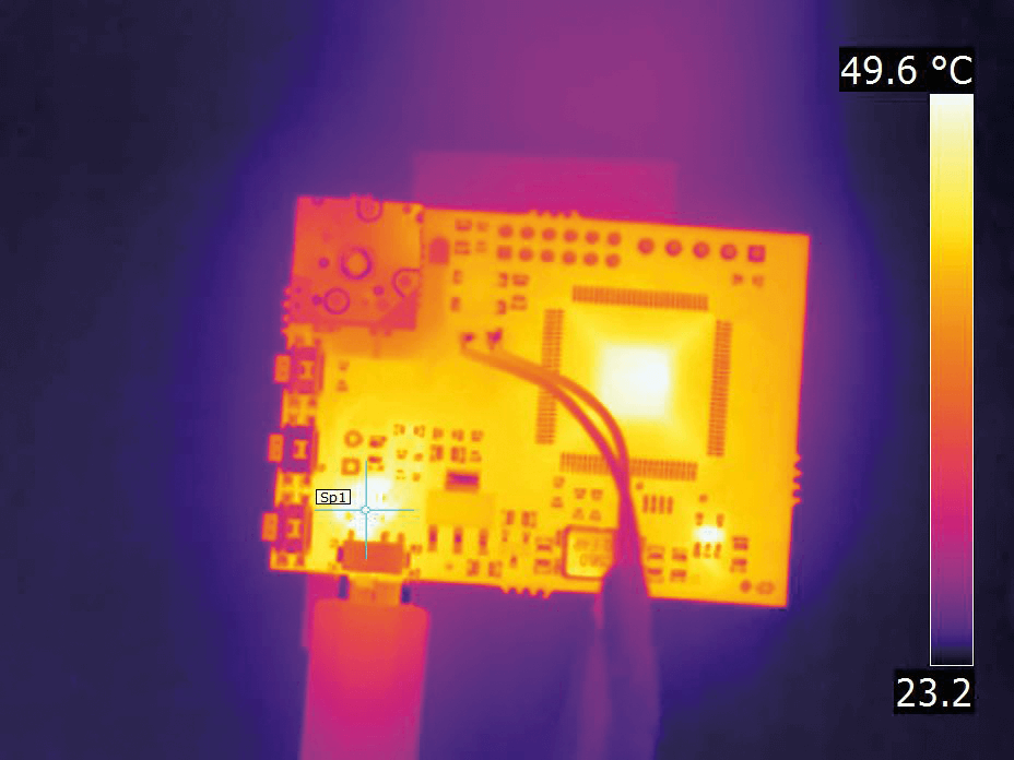 PCBA成像與FLIR T540相機沒有微距模式啟用。相機在沒有微距模式的情況下，在74°C下對目標(biāo)熱點進行測量。