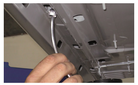 應(yīng)用實例圖：將V3FGA06H探針插入空心的車身部件中，以測量內(nèi)部的CDP涂層。